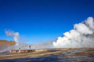 Die Geysire auf der vereisten Hochebene in einem Krater des Vulkans El Tatio stoßen riesige Dampfschwaden aus, die bis zu 50 Meter weit in die Luft geschleudert werden, Chile