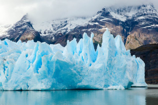 Die Temperatur im Nationalpark Torres del Paine kommt selten über 10 Grad hinaus - da bilden sich auch schon mal Eisberge, Chile