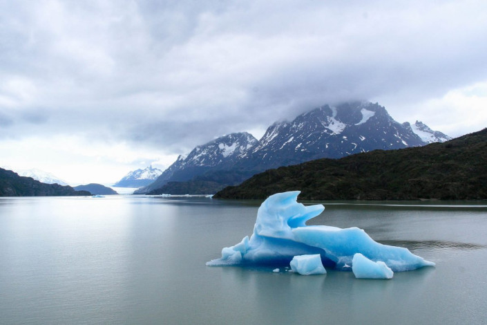 Majestätisch gleitet ein von einem Gletscher abgebrochener Eisblock im Nationalpark Torres del Paine dahin, Chile