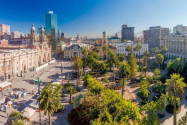 Auf den beiden Fußgängerzonen und unter den Palmen des Plaza de Armas in Santiago de Chile herrscht zu jeder Tages- und Nachtzeit Trubel - © Matyas Rehak / Shutterstock