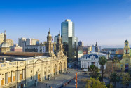 Der moderne Bürokomplex bildet einen interessanten Kontrast zu den historischen Türmen auf dem Plaza de Armas in Santiago de Chile - © : Israel Hervas Bengochea / Shutterstock