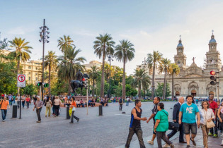 Der Plaza de Armas bildet auch architektonisch das Zentrum des schachbrettartigen Layouts von Santiago de Chile