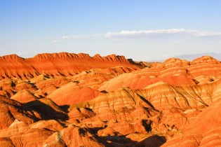 Das Danxia-Gebirge ist bekannt für seinen rot leuchtenden Sandstein, aus dem sich im Lauf der Zeit interessante Formationen herausgebildet haben, China