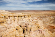 Das im Nordwesten gelegene Nemegt-Becken der Wüste Gobi ist bekannt für seine wertvollen Fossilienfunde, von denen manche hunderttausende von Jahren alt sind, China - © Pius Lee / Shutterstock