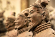 Die individuelle und detailgetreue Modellierung der Krieger Terrakotta Armee lassen darauf schließen, dass es jeden dieser Soldaten wirklich gab, China - © Lukas Hlavac / Shutterstock