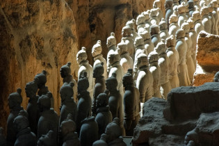Die weltberühmte chinesische Terrakotta-Armee bewacht seit 210 vor Christus das Grabmal des ersten Qin-Kaisers Shǐhuángdì, Gründer des ersten chinesischen Reiches