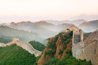 Die Chinesische Mauer diente als Abgrenzung des „Reichs der Mitte" vom Rest der Welt und sollte so die chinesische Kultur schützen
