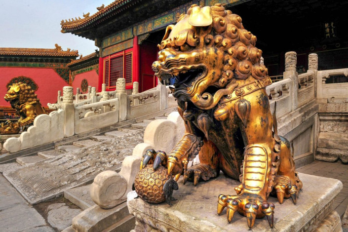 Das Tor der höchsten Harmonie ist der Eingang zur gleichnamigen Halle „Tai He Dian" und wird von zwei bronzenen Löwenstatuen bewacht, China