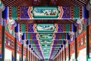 Der 728m lange Wandelgang des kaiserlichen Sommerpalastes in Peking, China, ist eine einzigartige Symbiose aus Architektur und Kunstgalerie - © Hung Chung Chih / Shutterstock