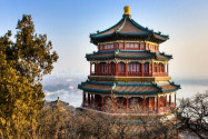 Der kaiserliche Sommerpalast in Peking gilt als Höhepunkt der chinesischen Architektur und Landschaftsgestaltung. Er steht für Erholung, Harmonie und Schönheit, China  - © Doug Stacey / Shutterstock