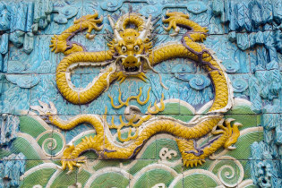 Ein Drache auf der Mauer der neun Drachen in der Verbotenen Stadt in Peking, China