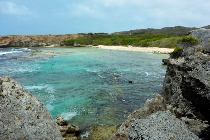 Die schmale Sandbucht Boka Grandi im Christoffelpark auf Curaçao ist meist menschenleer