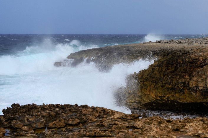 Die zerklüftete Küste von Curaçao wird im Shete Boka Nationalpark von der wütenden Brandung umtost