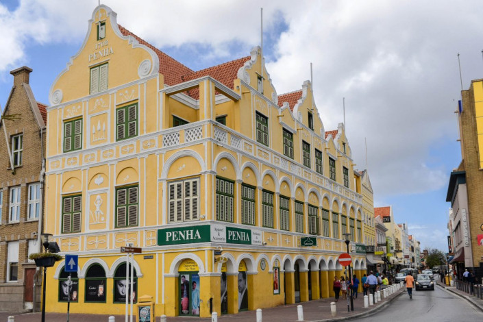 Das prunkvoll verzierte Penha-Gebäude im Stadtteil Punda zählt zu den eindrucksvollsten Beispielen niederländischer Kolonialarchitektur, Willemstad, Curaçao