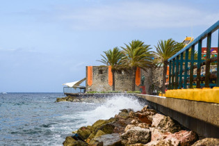 Das Riffort liegt in Curaçaos Hauptstadt Willemstad im Stadtteil Otrabanda direkt an der Mündung der Sint Annabaai ins Karibische Meer