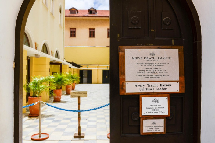 Der malerische Innenhof der Synagoge Mikve Israel-Emanuel in Willemstad kann durch ein schweres Holzportal betreten werden, Curaçao