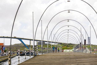 Die schwenkbare Queen-Emma-Bridge auf ihrem Weg über die Sint Annabaai, im Hintergrund die moderne Königin-Juliana-Brücke in Willemstad, Curaçao