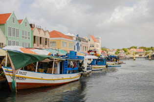Floating Market im Stadtteil Punda in Willemstad, im Hintergrund die Königin-Wilhelmina-Brücke, Curaçao