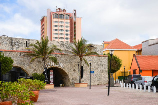 Rundbogen der „Waterfort Arches“ am Wilhelminaplein, dahinter das Van der Valk-Plaza-Hotel, Curaçao