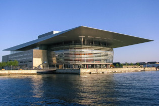Die Oper von Kopenhagen ist eine der modernsten Opern der Welt und liegt auf der Insel Holmen im Zentrum von Kopenhagen, Dänemark