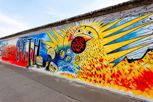 Als East Side Gallery wird die mit über 100 Gemälden längste Open Air Galerie der Welt an der Berliner Mauer bezeichnet, Deutschland