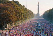 Beim Berlin Marathon passieren mehr als 40.000 Läufer die eindrucksvolle Siegessäule, Deutschland - © mkrberlin / Shutterstock