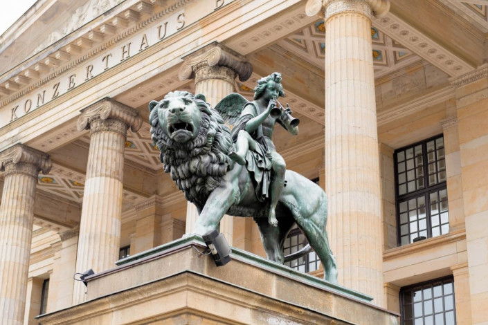 Besucher aus aller Welt werden am Gendarmenmarkt vor dem majestätischen Konzerthaus in Berlin von zwei bronzenen Raubtieren begrüßt, Deutschland