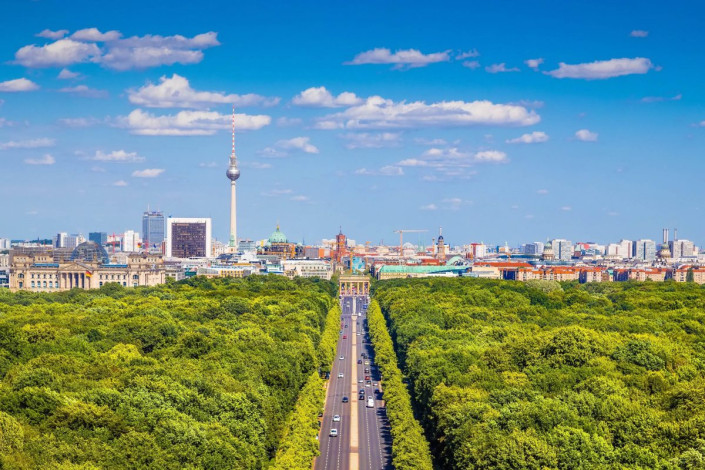 Blick von der 55m hohen Aussichtsplattform der Siegessäule auf den Tiergarten und die Skyline von Berlin, Deutschland