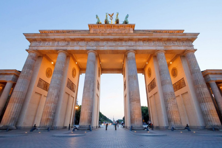 Das Brandenburger Tor in Berlin ist 20 Meter hoch, 65 Meter breit, 11 Meter tief, Deutschland