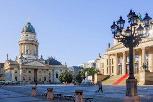 Der Deutsche Dom am Gendarmenmarkt flankiert das berühmte Konzerthaus im Berliner Bezirk Mitte und kann kostenlos besichtigt werden, Deutschland