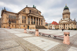 Der Gendarmenmarkt im Zentrum von Berlin gehört mit dem herrlichen Ensemble von Konzerthaus, Deutschem Dom und Französischem Dom zu den schönsten Plätzen Deutschlands