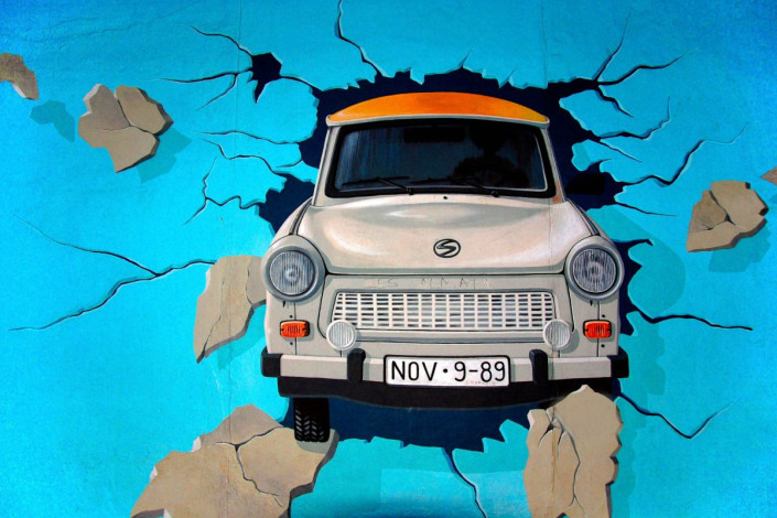 Der Trabant von Birgit Kinder durchbricht dank kunstvoller Maltechnik scheinbar die Berliner Mauer in der East Side Gallery, Deutschland