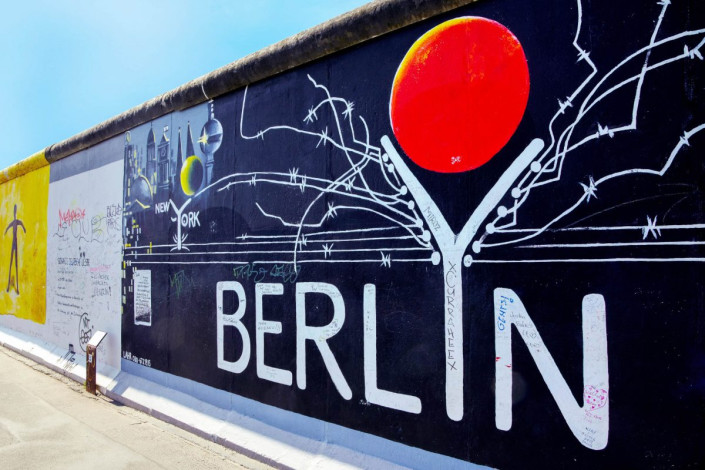 Die East Side Gallery auf dem längsten übriggebliebenen Stück der Berliner Mauer zählt wohl zu den außergewöhnlichsten Kunstgalerien der Welt, Deutschland