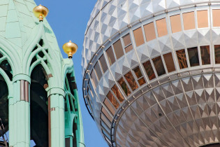 Die gewaltige Kugel des Fernsehturms im Zentrum von Berlin, Deutschland, erinnert an einen sowjetischen Satelliten