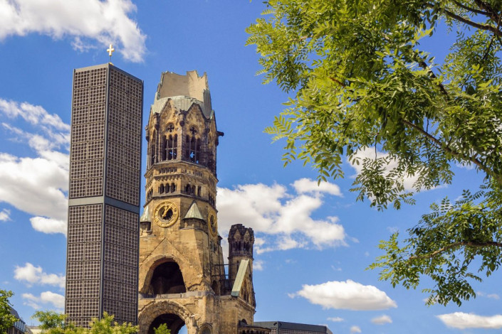 Die Kaiser Wilhelm Gedächtniskirche in Berlin Charlottenburg bildet mit ihrer Turmruine und zwei modernen Neubauten das wohl bekannteste Kriegsmahnmal der Stadt, Deutschland