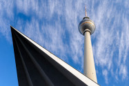 Die Kugel des Fernsehturms in Berlin, Deutschland, ist an Zugbändern aufgehängt, wodurch der Eindruck entsteht, als würde sie schweben - © IH-Images / Shutterstock