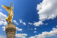 Die Siegessäule in Berlin wird von einer vergoldeten Statue der griechischen Siegesgöttin Victoria gekrönt, Deutschland - © UbjsP / Shutterstock