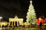 Ein Weihnachtsbaum vor dem Brandenburger Tor in Berlin, Deutschland - © 360b / Shutterstock