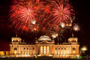 Fantastisches Silvester-Feuerwerk über dem Reichstag in Berlin, einem der politisch bedeutendsten Gebäude Deutschlands - © Carollux / Shutterstock