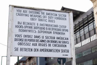 Hinweisschild über das Betreten des amerikanischen Sektors am Checkpoint Charlie in Berlin, Deutschland