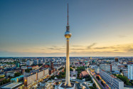 Mit 368 Metern Gesamthöhe ist der Berliner Fernsehturm das höchste Gebäude Deutschlands und eine der Hauptattraktionen in Berlin, Deutschland - © Sean Pavone / Shutterstock