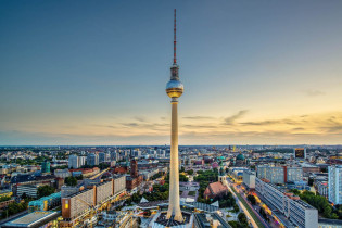 Mit 368 Metern Gesamthöhe ist der Berliner Fernsehturm das höchste Gebäude Deutschlands und eine der Hauptattraktionen in Berlin, Deutschland