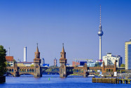 Mit der malerischen Oberbaumbrücke schafft der Fernsehturm von Berlin, Deutschland, einen interessanten Kontrast zwischen verspielt und modern - © Christian Draghici / Shutterstock