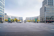 Nach dem Mauerfall 1989 erlebte der Potsdamer Platz in Berlin, Deutschland, seine Wiedergeburt und galt plötzlich als Symbol für Freiheit und Moderne - © SoWhat / Shutterstock