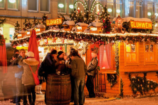 Die Glühweinhütten sind ein wichtiger Bestandtzeil auf allen Weihnachtsmärkten, Dresdner Striezelmarkt, Deutschland