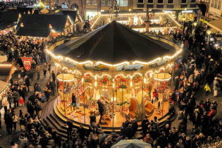 Das Highlight für die Kids am Frankfurter Weihnachtsmarkt ist eine Fahrt mit den märchenhaft beleuchteten Karussells und der Besuch des Nikolaus am 6. Dezember, Deutschland