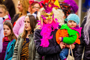 Auch die Kleinsten lassen sich vom Trubel am Kölner Karneval mitreißen, Deutschland