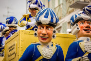 Beim Karneval am Rosenmontag ziehen die Präsidenten der „Veedelsvereine“ in prunkvollen Wagen durch die Kölner Innenstadt, Deutschland - © Axel Lauer / Shutterstock