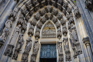 Das Eingangsportal des mächtigen Kölner Doms ist mit reichem Figurenschmuck umgeben, Deutschland
