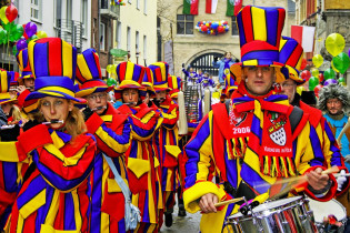 Der Rosenmontagsumzug des Kölner Karnevals ist sieben Kilometer lang und besteht aus 12.000 Teilnehmern, Deutschland